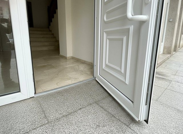 Colocación de puertas de PVC en A Coruña para comunidades de vecinos - Imagen 1