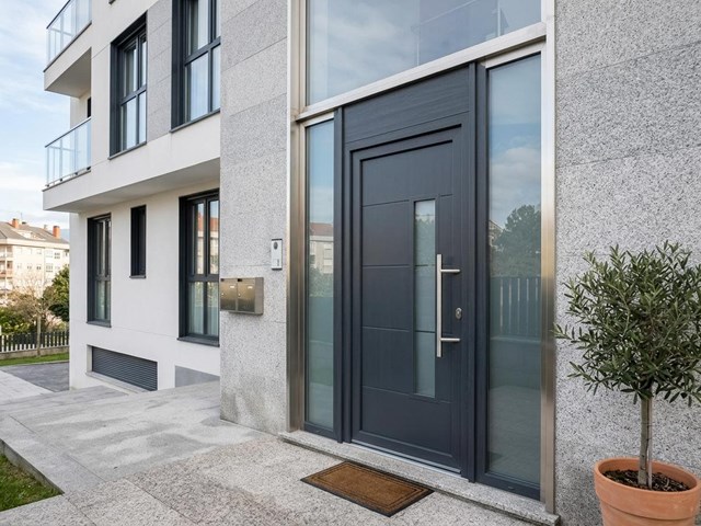 Colocación de puertas de PVC en A Coruña para comunidades de vecinos