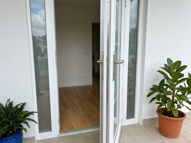 Colocación de puertas de PVC en Oleiros