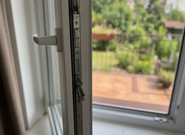 Fabricación e instalación de ventanas abatibles de PVC en A Coruña - Imagen 1