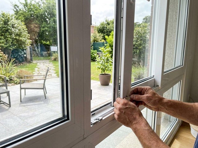 Fabricación e instalación de ventanas correderas de PVC en Oleiros